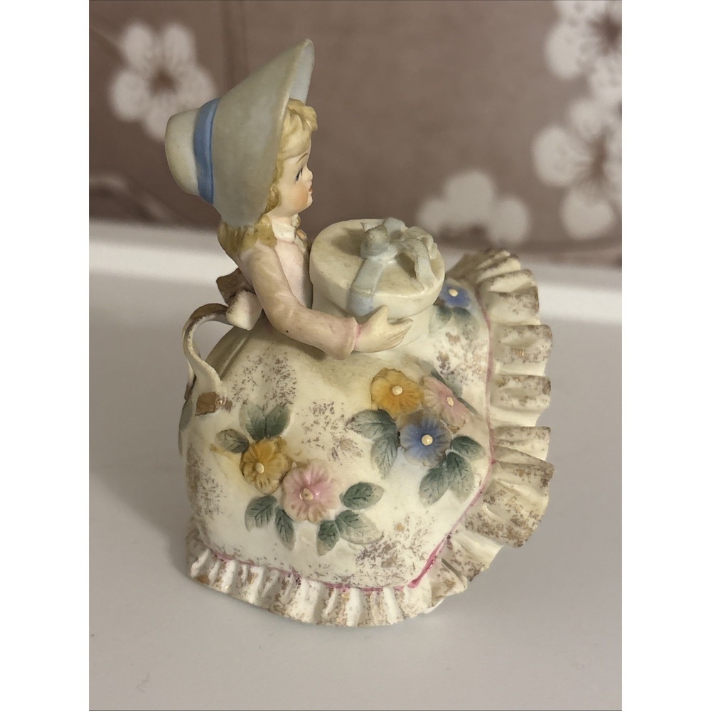 Lefton "Bloomer Girl" porcelain figurine, model KW2322, ruffled skirt design. - Picture 4 of 7